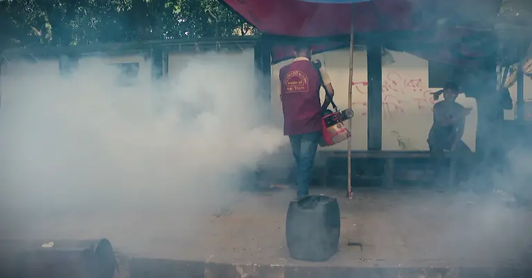 রাজধানী ঢাকায় মশা নিয়ন্ত্রণে স্প্রে করা হচ্ছে